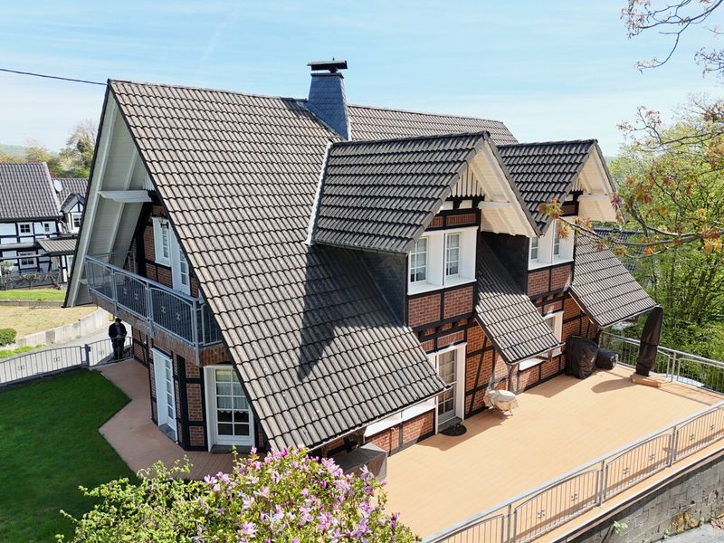 Wohnen mit Bergischem Flair! Gepflegtes Einfamilienhaus mit Einliegerwohnung und Scheune!